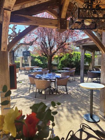 Fond de commerce restaurant situé dans un village médiéval très touristique à 15 minutes de Bergerac.