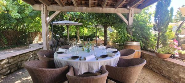 Fond de commerce restaurant situé dans un village médiéval très touristique à 15 minutes de Bergerac.