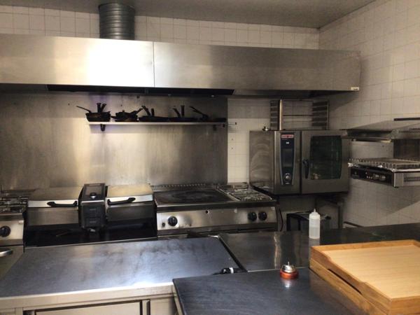 Fond de commerce restaurant situé dans un village médiéval très touristique à 15 minutes de Bergerac.