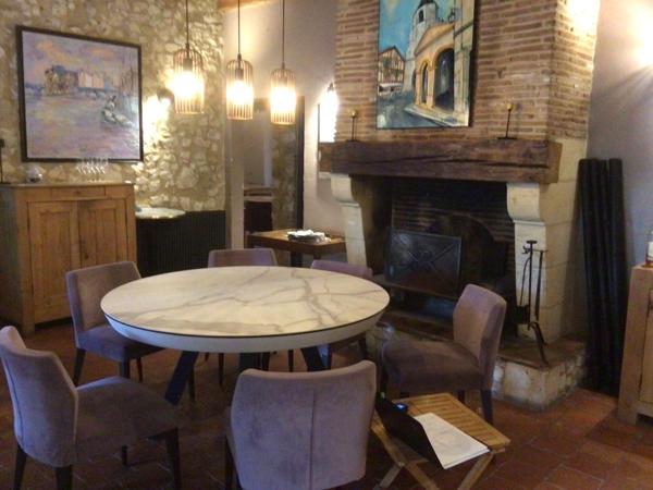 Fond de commerce restaurant situé dans un village médiéval très touristique à 15 minutes de Bergerac.