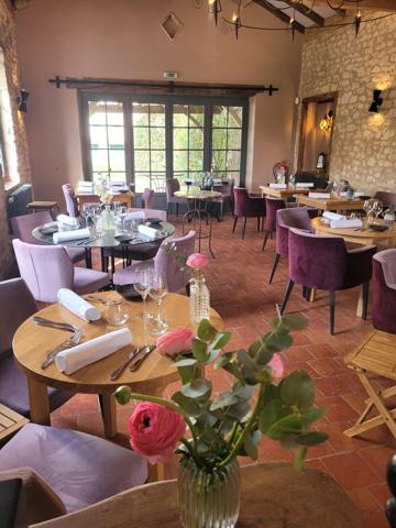 Fond de commerce restaurant situé dans un village médiéval très touristique à 15 minutes de Bergerac.