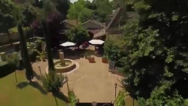 Fond de commerce restaurant situé dans un village médiéval très touristique à 15 minutes de Bergerac.