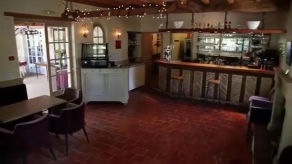 Fond de commerce restaurant situé dans un village médiéval très touristique à 15 minutes de Bergerac.