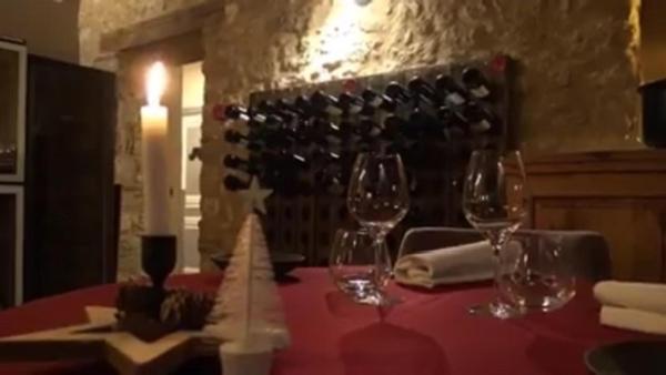 Fond de commerce restaurant situé dans un village médiéval très touristique à 15 minutes de Bergerac.