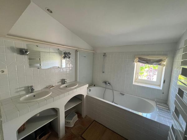 Ancienne bergerie en pierre restaurée avec soin