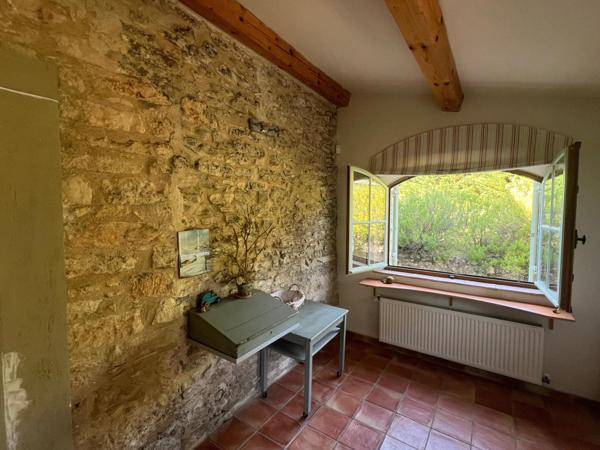 Ancienne bergerie en pierre restaurée avec soin