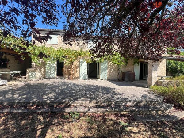 Ancienne bergerie en pierre restaurée avec soin