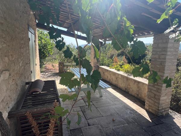 Ancienne bergerie en pierre restaurée avec soin