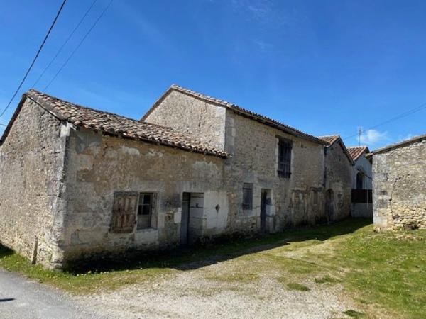 Ancien corps de ferme, partie de granges, à 20 mn d'Angoulême, dans un cadre de nature, aux portes de la Dordogne