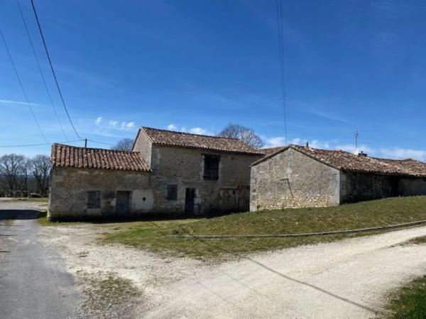 Ancien corps de ferme, partie de granges, à 20 mn d'Angoulême, dans un cadre de nature, aux portes de la Dordogne