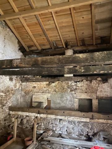 Ancien corps de ferme, partie de granges, à 20 mn d'Angoulême, dans un cadre de nature, aux portes de la Dordogne