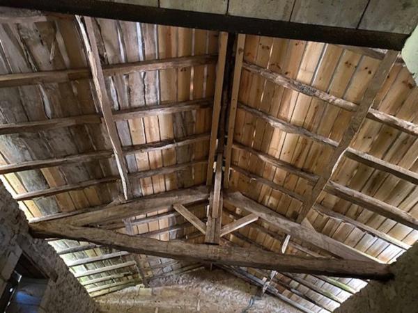 Ancien corps de ferme, partie de granges, à 20 mn d'Angoulême, dans un cadre de nature, aux portes de la Dordogne