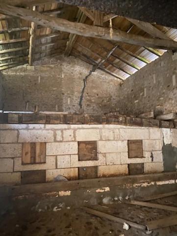 Ancien corps de ferme, partie de granges, à 20 mn d'Angoulême, dans un cadre de nature, aux portes de la Dordogne