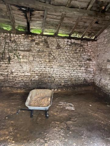 Ancien corps de ferme, partie de granges, à 20 mn d'Angoulême, dans un cadre de nature, aux portes de la Dordogne