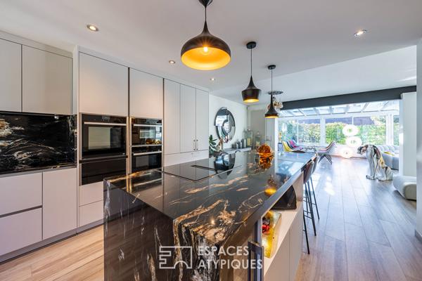 La maison contemporaine avec véranda et cave