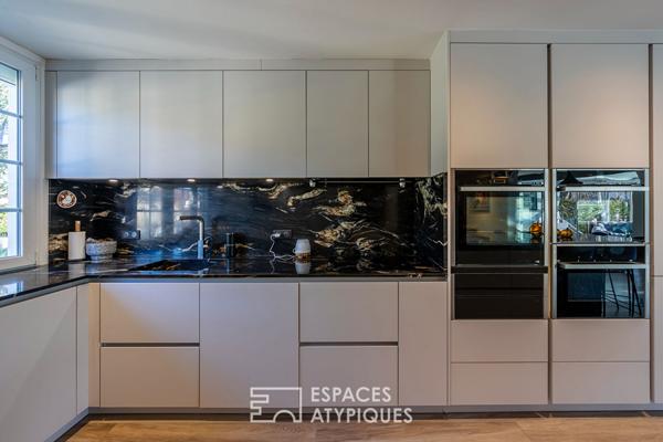 La maison contemporaine avec véranda et cave