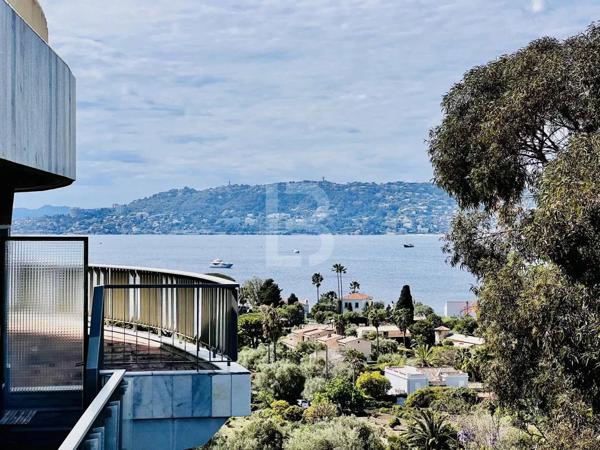Versant Ouest du Cap d'Antibes - 4 pièces belle vue mer