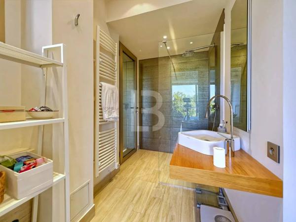 Versant Ouest du Cap d'Antibes - 4 pièces belle vue mer