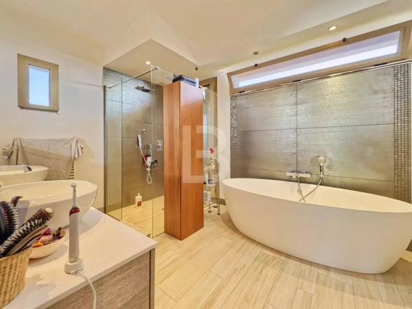 Versant Ouest du Cap d'Antibes - 4 pièces belle vue mer