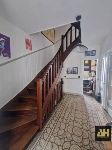 EXCLUSIVITÉ - RIVE DROITE - MAISON DES ANNÉES 30 - 4 CHAMBRES - TRÈS BELLE VUE MER - PETIT JARDINET - RARE