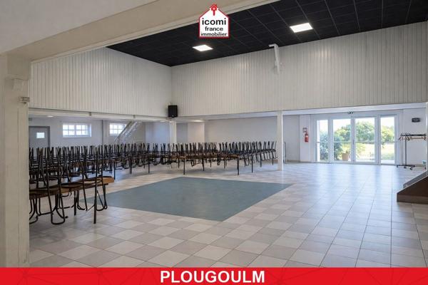 A VENDRE - BATIMENT DE 500M² TOUT USAGE SUR +2200M² DE TERRAIN CONSTRUCTIBLE - USAGE ACTUELLE SALLE DE RECEPTION - PARKING - RARE - SPECIAL INVESTISSEUR