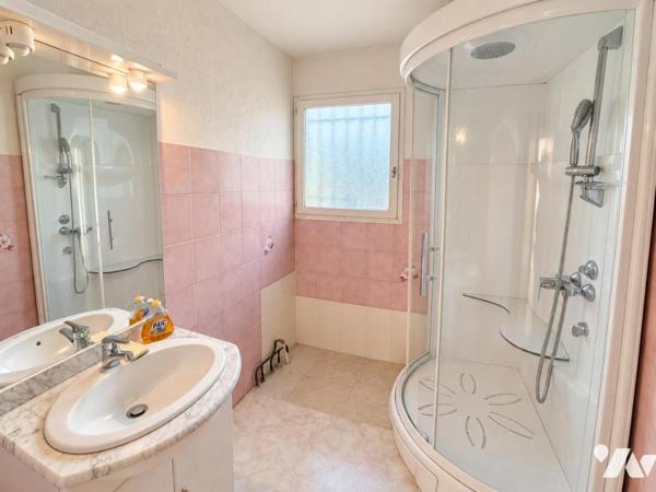 Cagnes-sur-Mer – Maison d’environ 148 m² avec terrasse, jardin et vaste rez-de-jardin