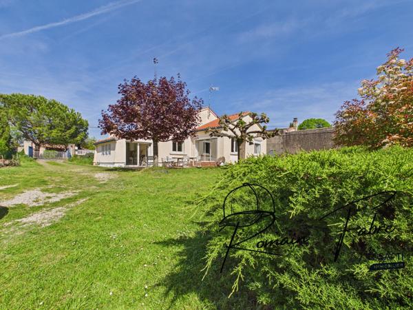 Maison plain pied de 4 chambres avec grand jardin et dépendances.