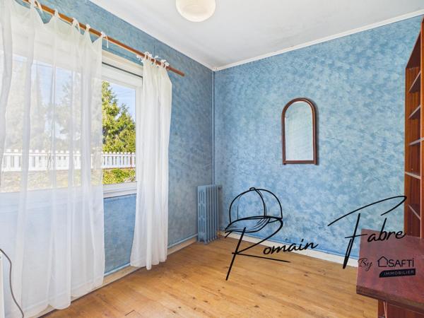 Maison plain pied de 4 chambres avec grand jardin et dépendances.