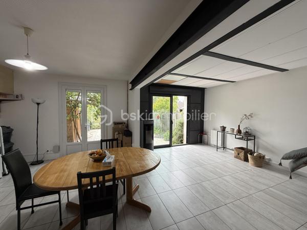 Un dossier complet est disponible sur simple demande avant toute visite : diagnostics techniques, vidéo et photos suplémentaires du logement ainsi que l’ensemble des documents relatifs au bien. Une transparence totale pour un projet d’achat sécurisé.

Située dans le recherché quartier des Maillets, cette maison bénéficie d’un environnement calme et résidentiel, tout en offrant un accès rapide à la rocade sans aucune nuisance sonore. Vous profiterez également de la proximité immédiate des commerces, d’un grand magasin et de sa galerie marchande.

Cette maison entretenue avec soin présente de nombreux atouts techniques : DPE C, chaudière gaz récente, menuiseries récentes et combles isolés, garantissant confort et maîtrise des consommations énergétiques.

Dès l’entrée, vous découvrirez un espace généreux d’environ 15 m² desservant une chambre de plain-pied, un WC indépendant ainsi qu’une belle pièce de vie lumineuse de près de 40 m², ouverte sur le jardin et sa grande terrasse. Cet espace de réception bénéficie également d’une isolation phonique de qualité, offrant un confort acoustique particulièrement appréciable.

À l’étage, la maison propose :

* Une grande pièce polyvalente pouvant faire office de chambre, bureau ou salon supplémentaire, avec accès à un balcon équipé d’un store banne électrique.
* Un espace buanderie d’environ 9 m², facilement transformable en chambre supplémentaire selon vos besoins.
* Deux autres chambres confortables.
* Une salle de bains avec WC.

Grâce à sa configuration, cette maison peut ainsi accueillir jusqu’à 5 chambres, un véritable atout pour une grande famille ou pour le télétravail.

À l’extérieur, vous profiterez d’un jardin entièrement clos, idéal pour les enfants et les animaux de compagnie, ainsi que d’une grande terrasse propice aux moments de convivialité. Un espace de stationnement privatif permet également d’accueillir jusqu’à deux véhicules.

Une maison lumineuse, évolutive et économe en énergie, offrant un cadre de vie privilégié dans l’un des secteurs les plus appréciés du Mans.

À découvrir rapidement ! 

J’accompagne mes clients, dont plusieurs disposent déjà d’un financement fiable et assuré, dans leur recherche de biens au Mans et ses alentours. Je suis également à la recherche de nouveaux biens à vendre. Je rémunère mes apporteurs d’affaires et je travaille avec un réseau d’artisans ainsi qu’un courtier en financement afin de vous accompagner dans toutes les étapes de votre projet immobilier.