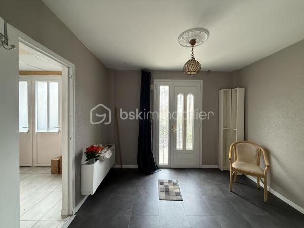 Un dossier complet est disponible sur simple demande avant toute visite : diagnostics techniques, vidéo et photos suplémentaires du logement ainsi que l’ensemble des documents relatifs au bien. Une transparence totale pour un projet d’achat sécurisé.

Située dans le recherché quartier des Maillets, cette maison bénéficie d’un environnement calme et résidentiel, tout en offrant un accès rapide à la rocade sans aucune nuisance sonore. Vous profiterez également de la proximité immédiate des commerces, d’un grand magasin et de sa galerie marchande.

Cette maison entretenue avec soin présente de nombreux atouts techniques : DPE C, chaudière gaz récente, menuiseries récentes et combles isolés, garantissant confort et maîtrise des consommations énergétiques.

Dès l’entrée, vous découvrirez un espace généreux d’environ 15 m² desservant une chambre de plain-pied, un WC indépendant ainsi qu’une belle pièce de vie lumineuse de près de 40 m², ouverte sur le jardin et sa grande terrasse. Cet espace de réception bénéficie également d’une isolation phonique de qualité, offrant un confort acoustique particulièrement appréciable.

À l’étage, la maison propose :

* Une grande pièce polyvalente pouvant faire office de chambre, bureau ou salon supplémentaire, avec accès à un balcon équipé d’un store banne électrique.
* Un espace buanderie d’environ 9 m², facilement transformable en chambre supplémentaire selon vos besoins.
* Deux autres chambres confortables.
* Une salle de bains avec WC.

Grâce à sa configuration, cette maison peut ainsi accueillir jusqu’à 5 chambres, un véritable atout pour une grande famille ou pour le télétravail.

À l’extérieur, vous profiterez d’un jardin entièrement clos, idéal pour les enfants et les animaux de compagnie, ainsi que d’une grande terrasse propice aux moments de convivialité. Un espace de stationnement privatif permet également d’accueillir jusqu’à deux véhicules.

Une maison lumineuse, évolutive et économe en énergie, offrant un cadre de vie privilégié dans l’un des secteurs les plus appréciés du Mans.

À découvrir rapidement ! 

J’accompagne mes clients, dont plusieurs disposent déjà d’un financement fiable et assuré, dans leur recherche de biens au Mans et ses alentours. Je suis également à la recherche de nouveaux biens à vendre. Je rémunère mes apporteurs d’affaires et je travaille avec un réseau d’artisans ainsi qu’un courtier en financement afin de vous accompagner dans toutes les étapes de votre projet immobilier.