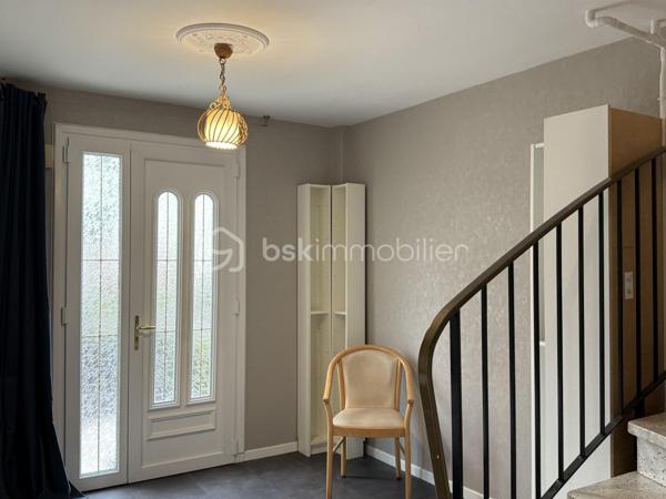 Un dossier complet est disponible sur simple demande avant toute visite : diagnostics techniques, vidéo et photos suplémentaires du logement ainsi que l’ensemble des documents relatifs au bien. Une transparence totale pour un projet d’achat sécurisé.

Située dans le recherché quartier des Maillets, cette maison bénéficie d’un environnement calme et résidentiel, tout en offrant un accès rapide à la rocade sans aucune nuisance sonore. Vous profiterez également de la proximité immédiate des commerces, d’un grand magasin et de sa galerie marchande.

Cette maison entretenue avec soin présente de nombreux atouts techniques : DPE C, chaudière gaz récente, menuiseries récentes et combles isolés, garantissant confort et maîtrise des consommations énergétiques.

Dès l’entrée, vous découvrirez un espace généreux d’environ 15 m² desservant une chambre de plain-pied, un WC indépendant ainsi qu’une belle pièce de vie lumineuse de près de 40 m², ouverte sur le jardin et sa grande terrasse. Cet espace de réception bénéficie également d’une isolation phonique de qualité, offrant un confort acoustique particulièrement appréciable.

À l’étage, la maison propose :

* Une grande pièce polyvalente pouvant faire office de chambre, bureau ou salon supplémentaire, avec accès à un balcon équipé d’un store banne électrique.
* Un espace buanderie d’environ 9 m², facilement transformable en chambre supplémentaire selon vos besoins.
* Deux autres chambres confortables.
* Une salle de bains avec WC.

Grâce à sa configuration, cette maison peut ainsi accueillir jusqu’à 5 chambres, un véritable atout pour une grande famille ou pour le télétravail.

À l’extérieur, vous profiterez d’un jardin entièrement clos, idéal pour les enfants et les animaux de compagnie, ainsi que d’une grande terrasse propice aux moments de convivialité. Un espace de stationnement privatif permet également d’accueillir jusqu’à deux véhicules.

Une maison lumineuse, évolutive et économe en énergie, offrant un cadre de vie privilégié dans l’un des secteurs les plus appréciés du Mans.

À découvrir rapidement ! 

J’accompagne mes clients, dont plusieurs disposent déjà d’un financement fiable et assuré, dans leur recherche de biens au Mans et ses alentours. Je suis également à la recherche de nouveaux biens à vendre. Je rémunère mes apporteurs d’affaires et je travaille avec un réseau d’artisans ainsi qu’un courtier en financement afin de vous accompagner dans toutes les étapes de votre projet immobilier.