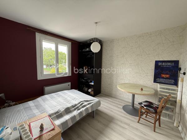 Un dossier complet est disponible sur simple demande avant toute visite : diagnostics techniques, vidéo et photos suplémentaires du logement ainsi que l’ensemble des documents relatifs au bien. Une transparence totale pour un projet d’achat sécurisé.

Située dans le recherché quartier des Maillets, cette maison bénéficie d’un environnement calme et résidentiel, tout en offrant un accès rapide à la rocade sans aucune nuisance sonore. Vous profiterez également de la proximité immédiate des commerces, d’un grand magasin et de sa galerie marchande.

Cette maison entretenue avec soin présente de nombreux atouts techniques : DPE C, chaudière gaz récente, menuiseries récentes et combles isolés, garantissant confort et maîtrise des consommations énergétiques.

Dès l’entrée, vous découvrirez un espace généreux d’environ 15 m² desservant une chambre de plain-pied, un WC indépendant ainsi qu’une belle pièce de vie lumineuse de près de 40 m², ouverte sur le jardin et sa grande terrasse. Cet espace de réception bénéficie également d’une isolation phonique de qualité, offrant un confort acoustique particulièrement appréciable.

À l’étage, la maison propose :

* Une grande pièce polyvalente pouvant faire office de chambre, bureau ou salon supplémentaire, avec accès à un balcon équipé d’un store banne électrique.
* Un espace buanderie d’environ 9 m², facilement transformable en chambre supplémentaire selon vos besoins.
* Deux autres chambres confortables.
* Une salle de bains avec WC.

Grâce à sa configuration, cette maison peut ainsi accueillir jusqu’à 5 chambres, un véritable atout pour une grande famille ou pour le télétravail.

À l’extérieur, vous profiterez d’un jardin entièrement clos, idéal pour les enfants et les animaux de compagnie, ainsi que d’une grande terrasse propice aux moments de convivialité. Un espace de stationnement privatif permet également d’accueillir jusqu’à deux véhicules.

Une maison lumineuse, évolutive et économe en énergie, offrant un cadre de vie privilégié dans l’un des secteurs les plus appréciés du Mans.

À découvrir rapidement ! 

J’accompagne mes clients, dont plusieurs disposent déjà d’un financement fiable et assuré, dans leur recherche de biens au Mans et ses alentours. Je suis également à la recherche de nouveaux biens à vendre. Je rémunère mes apporteurs d’affaires et je travaille avec un réseau d’artisans ainsi qu’un courtier en financement afin de vous accompagner dans toutes les étapes de votre projet immobilier.