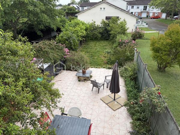 Un dossier complet est disponible sur simple demande avant toute visite : diagnostics techniques, vidéo et photos suplémentaires du logement ainsi que l’ensemble des documents relatifs au bien. Une transparence totale pour un projet d’achat sécurisé.

Située dans le recherché quartier des Maillets, cette maison bénéficie d’un environnement calme et résidentiel, tout en offrant un accès rapide à la rocade sans aucune nuisance sonore. Vous profiterez également de la proximité immédiate des commerces, d’un grand magasin et de sa galerie marchande.

Cette maison entretenue avec soin présente de nombreux atouts techniques : DPE C, chaudière gaz récente, menuiseries récentes et combles isolés, garantissant confort et maîtrise des consommations énergétiques.

Dès l’entrée, vous découvrirez un espace généreux d’environ 15 m² desservant une chambre de plain-pied, un WC indépendant ainsi qu’une belle pièce de vie lumineuse de près de 40 m², ouverte sur le jardin et sa grande terrasse. Cet espace de réception bénéficie également d’une isolation phonique de qualité, offrant un confort acoustique particulièrement appréciable.

À l’étage, la maison propose :

* Une grande pièce polyvalente pouvant faire office de chambre, bureau ou salon supplémentaire, avec accès à un balcon équipé d’un store banne électrique.
* Un espace buanderie d’environ 9 m², facilement transformable en chambre supplémentaire selon vos besoins.
* Deux autres chambres confortables.
* Une salle de bains avec WC.

Grâce à sa configuration, cette maison peut ainsi accueillir jusqu’à 5 chambres, un véritable atout pour une grande famille ou pour le télétravail.

À l’extérieur, vous profiterez d’un jardin entièrement clos, idéal pour les enfants et les animaux de compagnie, ainsi que d’une grande terrasse propice aux moments de convivialité. Un espace de stationnement privatif permet également d’accueillir jusqu’à deux véhicules.

Une maison lumineuse, évolutive et économe en énergie, offrant un cadre de vie privilégié dans l’un des secteurs les plus appréciés du Mans.

À découvrir rapidement ! 

J’accompagne mes clients, dont plusieurs disposent déjà d’un financement fiable et assuré, dans leur recherche de biens au Mans et ses alentours. Je suis également à la recherche de nouveaux biens à vendre. Je rémunère mes apporteurs d’affaires et je travaille avec un réseau d’artisans ainsi qu’un courtier en financement afin de vous accompagner dans toutes les étapes de votre projet immobilier.