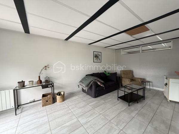 Un dossier complet est disponible sur simple demande avant toute visite : diagnostics techniques, vidéo et photos suplémentaires du logement ainsi que l’ensemble des documents relatifs au bien. Une transparence totale pour un projet d’achat sécurisé.

Située dans le recherché quartier des Maillets, cette maison bénéficie d’un environnement calme et résidentiel, tout en offrant un accès rapide à la rocade sans aucune nuisance sonore. Vous profiterez également de la proximité immédiate des commerces, d’un grand magasin et de sa galerie marchande.

Cette maison entretenue avec soin présente de nombreux atouts techniques : DPE C, chaudière gaz récente, menuiseries récentes et combles isolés, garantissant confort et maîtrise des consommations énergétiques.

Dès l’entrée, vous découvrirez un espace généreux d’environ 15 m² desservant une chambre de plain-pied, un WC indépendant ainsi qu’une belle pièce de vie lumineuse de près de 40 m², ouverte sur le jardin et sa grande terrasse. Cet espace de réception bénéficie également d’une isolation phonique de qualité, offrant un confort acoustique particulièrement appréciable.

À l’étage, la maison propose :

* Une grande pièce polyvalente pouvant faire office de chambre, bureau ou salon supplémentaire, avec accès à un balcon équipé d’un store banne électrique.
* Un espace buanderie d’environ 9 m², facilement transformable en chambre supplémentaire selon vos besoins.
* Deux autres chambres confortables.
* Une salle de bains avec WC.

Grâce à sa configuration, cette maison peut ainsi accueillir jusqu’à 5 chambres, un véritable atout pour une grande famille ou pour le télétravail.

À l’extérieur, vous profiterez d’un jardin entièrement clos, idéal pour les enfants et les animaux de compagnie, ainsi que d’une grande terrasse propice aux moments de convivialité. Un espace de stationnement privatif permet également d’accueillir jusqu’à deux véhicules.

Une maison lumineuse, évolutive et économe en énergie, offrant un cadre de vie privilégié dans l’un des secteurs les plus appréciés du Mans.

À découvrir rapidement ! 

J’accompagne mes clients, dont plusieurs disposent déjà d’un financement fiable et assuré, dans leur recherche de biens au Mans et ses alentours. Je suis également à la recherche de nouveaux biens à vendre. Je rémunère mes apporteurs d’affaires et je travaille avec un réseau d’artisans ainsi qu’un courtier en financement afin de vous accompagner dans toutes les étapes de votre projet immobilier.