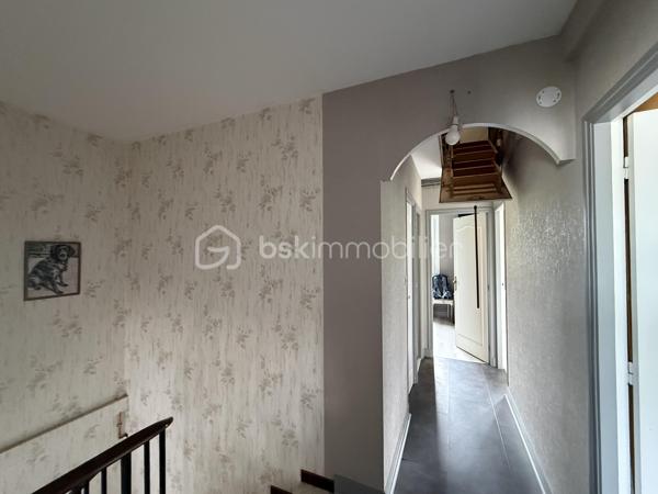 Un dossier complet est disponible sur simple demande avant toute visite : diagnostics techniques, vidéo et photos suplémentaires du logement ainsi que l’ensemble des documents relatifs au bien. Une transparence totale pour un projet d’achat sécurisé.

Située dans le recherché quartier des Maillets, cette maison bénéficie d’un environnement calme et résidentiel, tout en offrant un accès rapide à la rocade sans aucune nuisance sonore. Vous profiterez également de la proximité immédiate des commerces, d’un grand magasin et de sa galerie marchande.

Cette maison entretenue avec soin présente de nombreux atouts techniques : DPE C, chaudière gaz récente, menuiseries récentes et combles isolés, garantissant confort et maîtrise des consommations énergétiques.

Dès l’entrée, vous découvrirez un espace généreux d’environ 15 m² desservant une chambre de plain-pied, un WC indépendant ainsi qu’une belle pièce de vie lumineuse de près de 40 m², ouverte sur le jardin et sa grande terrasse. Cet espace de réception bénéficie également d’une isolation phonique de qualité, offrant un confort acoustique particulièrement appréciable.

À l’étage, la maison propose :

* Une grande pièce polyvalente pouvant faire office de chambre, bureau ou salon supplémentaire, avec accès à un balcon équipé d’un store banne électrique.
* Un espace buanderie d’environ 9 m², facilement transformable en chambre supplémentaire selon vos besoins.
* Deux autres chambres confortables.
* Une salle de bains avec WC.

Grâce à sa configuration, cette maison peut ainsi accueillir jusqu’à 5 chambres, un véritable atout pour une grande famille ou pour le télétravail.

À l’extérieur, vous profiterez d’un jardin entièrement clos, idéal pour les enfants et les animaux de compagnie, ainsi que d’une grande terrasse propice aux moments de convivialité. Un espace de stationnement privatif permet également d’accueillir jusqu’à deux véhicules.

Une maison lumineuse, évolutive et économe en énergie, offrant un cadre de vie privilégié dans l’un des secteurs les plus appréciés du Mans.

À découvrir rapidement ! 

J’accompagne mes clients, dont plusieurs disposent déjà d’un financement fiable et assuré, dans leur recherche de biens au Mans et ses alentours. Je suis également à la recherche de nouveaux biens à vendre. Je rémunère mes apporteurs d’affaires et je travaille avec un réseau d’artisans ainsi qu’un courtier en financement afin de vous accompagner dans toutes les étapes de votre projet immobilier.