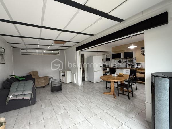 Un dossier complet est disponible sur simple demande avant toute visite : diagnostics techniques, vidéo et photos suplémentaires du logement ainsi que l’ensemble des documents relatifs au bien. Une transparence totale pour un projet d’achat sécurisé.

Située dans le recherché quartier des Maillets, cette maison bénéficie d’un environnement calme et résidentiel, tout en offrant un accès rapide à la rocade sans aucune nuisance sonore. Vous profiterez également de la proximité immédiate des commerces, d’un grand magasin et de sa galerie marchande.

Cette maison entretenue avec soin présente de nombreux atouts techniques : DPE C, chaudière gaz récente, menuiseries récentes et combles isolés, garantissant confort et maîtrise des consommations énergétiques.

Dès l’entrée, vous découvrirez un espace généreux d’environ 15 m² desservant une chambre de plain-pied, un WC indépendant ainsi qu’une belle pièce de vie lumineuse de près de 40 m², ouverte sur le jardin et sa grande terrasse. Cet espace de réception bénéficie également d’une isolation phonique de qualité, offrant un confort acoustique particulièrement appréciable.

À l’étage, la maison propose :

* Une grande pièce polyvalente pouvant faire office de chambre, bureau ou salon supplémentaire, avec accès à un balcon équipé d’un store banne électrique.
* Un espace buanderie d’environ 9 m², facilement transformable en chambre supplémentaire selon vos besoins.
* Deux autres chambres confortables.
* Une salle de bains avec WC.

Grâce à sa configuration, cette maison peut ainsi accueillir jusqu’à 5 chambres, un véritable atout pour une grande famille ou pour le télétravail.

À l’extérieur, vous profiterez d’un jardin entièrement clos, idéal pour les enfants et les animaux de compagnie, ainsi que d’une grande terrasse propice aux moments de convivialité. Un espace de stationnement privatif permet également d’accueillir jusqu’à deux véhicules.

Une maison lumineuse, évolutive et économe en énergie, offrant un cadre de vie privilégié dans l’un des secteurs les plus appréciés du Mans.

À découvrir rapidement ! 

J’accompagne mes clients, dont plusieurs disposent déjà d’un financement fiable et assuré, dans leur recherche de biens au Mans et ses alentours. Je suis également à la recherche de nouveaux biens à vendre. Je rémunère mes apporteurs d’affaires et je travaille avec un réseau d’artisans ainsi qu’un courtier en financement afin de vous accompagner dans toutes les étapes de votre projet immobilier.