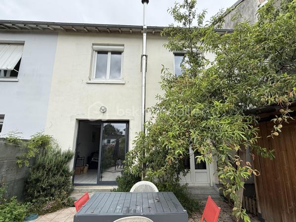 Un dossier complet est disponible sur simple demande avant toute visite : diagnostics techniques, vidéo et photos suplémentaires du logement ainsi que l’ensemble des documents relatifs au bien. Une transparence totale pour un projet d’achat sécurisé.

Située dans le recherché quartier des Maillets, cette maison bénéficie d’un environnement calme et résidentiel, tout en offrant un accès rapide à la rocade sans aucune nuisance sonore. Vous profiterez également de la proximité immédiate des commerces, d’un grand magasin et de sa galerie marchande.

Cette maison entretenue avec soin présente de nombreux atouts techniques : DPE C, chaudière gaz récente, menuiseries récentes et combles isolés, garantissant confort et maîtrise des consommations énergétiques.

Dès l’entrée, vous découvrirez un espace généreux d’environ 15 m² desservant une chambre de plain-pied, un WC indépendant ainsi qu’une belle pièce de vie lumineuse de près de 40 m², ouverte sur le jardin et sa grande terrasse. Cet espace de réception bénéficie également d’une isolation phonique de qualité, offrant un confort acoustique particulièrement appréciable.

À l’étage, la maison propose :

* Une grande pièce polyvalente pouvant faire office de chambre, bureau ou salon supplémentaire, avec accès à un balcon équipé d’un store banne électrique.
* Un espace buanderie d’environ 9 m², facilement transformable en chambre supplémentaire selon vos besoins.
* Deux autres chambres confortables.
* Une salle de bains avec WC.

Grâce à sa configuration, cette maison peut ainsi accueillir jusqu’à 5 chambres, un véritable atout pour une grande famille ou pour le télétravail.

À l’extérieur, vous profiterez d’un jardin entièrement clos, idéal pour les enfants et les animaux de compagnie, ainsi que d’une grande terrasse propice aux moments de convivialité. Un espace de stationnement privatif permet également d’accueillir jusqu’à deux véhicules.

Une maison lumineuse, évolutive et économe en énergie, offrant un cadre de vie privilégié dans l’un des secteurs les plus appréciés du Mans.

À découvrir rapidement ! 

J’accompagne mes clients, dont plusieurs disposent déjà d’un financement fiable et assuré, dans leur recherche de biens au Mans et ses alentours. Je suis également à la recherche de nouveaux biens à vendre. Je rémunère mes apporteurs d’affaires et je travaille avec un réseau d’artisans ainsi qu’un courtier en financement afin de vous accompagner dans toutes les étapes de votre projet immobilier.