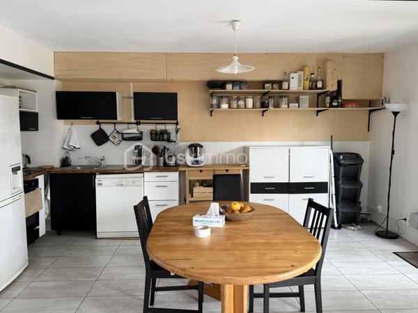 Un dossier complet est disponible sur simple demande avant toute visite : diagnostics techniques, vidéo et photos suplémentaires du logement ainsi que l’ensemble des documents relatifs au bien. Une transparence totale pour un projet d’achat sécurisé.

Située dans le recherché quartier des Maillets, cette maison bénéficie d’un environnement calme et résidentiel, tout en offrant un accès rapide à la rocade sans aucune nuisance sonore. Vous profiterez également de la proximité immédiate des commerces, d’un grand magasin et de sa galerie marchande.

Cette maison entretenue avec soin présente de nombreux atouts techniques : DPE C, chaudière gaz récente, menuiseries récentes et combles isolés, garantissant confort et maîtrise des consommations énergétiques.

Dès l’entrée, vous découvrirez un espace généreux d’environ 15 m² desservant une chambre de plain-pied, un WC indépendant ainsi qu’une belle pièce de vie lumineuse de près de 40 m², ouverte sur le jardin et sa grande terrasse. Cet espace de réception bénéficie également d’une isolation phonique de qualité, offrant un confort acoustique particulièrement appréciable.

À l’étage, la maison propose :

* Une grande pièce polyvalente pouvant faire office de chambre, bureau ou salon supplémentaire, avec accès à un balcon équipé d’un store banne électrique.
* Un espace buanderie d’environ 9 m², facilement transformable en chambre supplémentaire selon vos besoins.
* Deux autres chambres confortables.
* Une salle de bains avec WC.

Grâce à sa configuration, cette maison peut ainsi accueillir jusqu’à 5 chambres, un véritable atout pour une grande famille ou pour le télétravail.

À l’extérieur, vous profiterez d’un jardin entièrement clos, idéal pour les enfants et les animaux de compagnie, ainsi que d’une grande terrasse propice aux moments de convivialité. Un espace de stationnement privatif permet également d’accueillir jusqu’à deux véhicules.

Une maison lumineuse, évolutive et économe en énergie, offrant un cadre de vie privilégié dans l’un des secteurs les plus appréciés du Mans.

À découvrir rapidement ! 

J’accompagne mes clients, dont plusieurs disposent déjà d’un financement fiable et assuré, dans leur recherche de biens au Mans et ses alentours. Je suis également à la recherche de nouveaux biens à vendre. Je rémunère mes apporteurs d’affaires et je travaille avec un réseau d’artisans ainsi qu’un courtier en financement afin de vous accompagner dans toutes les étapes de votre projet immobilier.