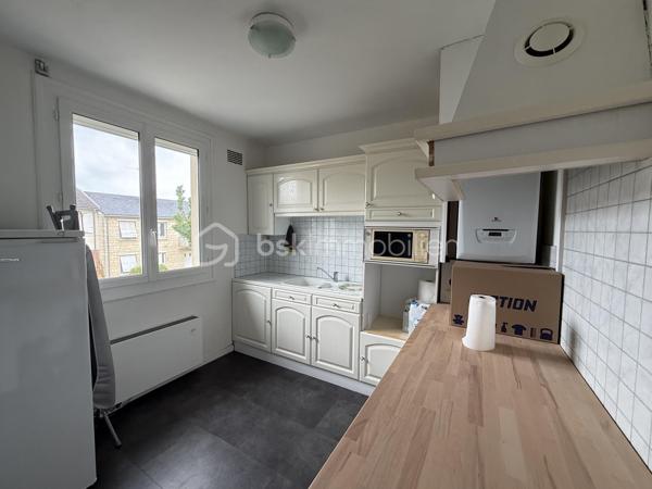 Un dossier complet est disponible sur simple demande avant toute visite : diagnostics techniques, vidéo et photos suplémentaires du logement ainsi que l’ensemble des documents relatifs au bien. Une transparence totale pour un projet d’achat sécurisé.

Située dans le recherché quartier des Maillets, cette maison bénéficie d’un environnement calme et résidentiel, tout en offrant un accès rapide à la rocade sans aucune nuisance sonore. Vous profiterez également de la proximité immédiate des commerces, d’un grand magasin et de sa galerie marchande.

Cette maison entretenue avec soin présente de nombreux atouts techniques : DPE C, chaudière gaz récente, menuiseries récentes et combles isolés, garantissant confort et maîtrise des consommations énergétiques.

Dès l’entrée, vous découvrirez un espace généreux d’environ 15 m² desservant une chambre de plain-pied, un WC indépendant ainsi qu’une belle pièce de vie lumineuse de près de 40 m², ouverte sur le jardin et sa grande terrasse. Cet espace de réception bénéficie également d’une isolation phonique de qualité, offrant un confort acoustique particulièrement appréciable.

À l’étage, la maison propose :

* Une grande pièce polyvalente pouvant faire office de chambre, bureau ou salon supplémentaire, avec accès à un balcon équipé d’un store banne électrique.
* Un espace buanderie d’environ 9 m², facilement transformable en chambre supplémentaire selon vos besoins.
* Deux autres chambres confortables.
* Une salle de bains avec WC.

Grâce à sa configuration, cette maison peut ainsi accueillir jusqu’à 5 chambres, un véritable atout pour une grande famille ou pour le télétravail.

À l’extérieur, vous profiterez d’un jardin entièrement clos, idéal pour les enfants et les animaux de compagnie, ainsi que d’une grande terrasse propice aux moments de convivialité. Un espace de stationnement privatif permet également d’accueillir jusqu’à deux véhicules.

Une maison lumineuse, évolutive et économe en énergie, offrant un cadre de vie privilégié dans l’un des secteurs les plus appréciés du Mans.

À découvrir rapidement ! 

J’accompagne mes clients, dont plusieurs disposent déjà d’un financement fiable et assuré, dans leur recherche de biens au Mans et ses alentours. Je suis également à la recherche de nouveaux biens à vendre. Je rémunère mes apporteurs d’affaires et je travaille avec un réseau d’artisans ainsi qu’un courtier en financement afin de vous accompagner dans toutes les étapes de votre projet immobilier.