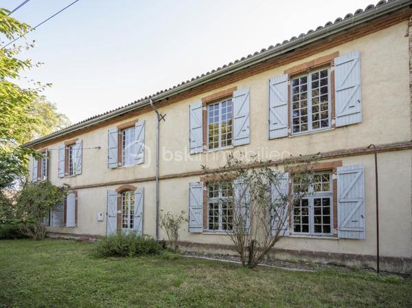 Anna Morra vous propose à Aussonne, dans un environnement calme et recherché, cet appartement T3 de 76,30 m² avec jardinet privatif, situé au rez-de-chaussée d’une bâtisse de caractère entièrement réhabilitée. Ce bien offre un cadre de vie idéal, alliant charme de l’ancien et confort moderne.

Il se compose d’une entrée desservant deux chambres, un WC indépendant avec lave-mains, une salle d’eau avec double vasque et douche, ainsi qu’une belle pièce de vie de plus de 39 m² avec cuisine ouverte aménagée donnant accès directement au jardin.

Vous profiterez d’un agréable jardinet privatif de plus de 40 m², parfait pour vos moments de détente en famille ou entre amis.

Le logement sera livré clé en main avec des prestations modernes et de qualité : isolation complète des murs et de la toiture, menuiseries neuves en PVC ou aluminium, électricité conforme NF C 15-100 avec fibre optique, cuisine équipée modifiable selon vos envies, salle d’eau aménagée avec douche, meuble vasque et miroir, parquet dans les pièces de vie, carrelage dans les pièces humides, Velux motorisés selon les lots, ainsi qu’un pré-équipement pour climatisation (PAC air-air).

Les extérieurs seront également aménagés avec point d’eau, prise électrique et éclairage.

La performance énergétique visée en DPE B garantit confort et économies d’énergie au quotidien. Possibilité de personnalisation selon vos envies avec supplément.

Situé au sein d’une copropriété à taille humaine de seulement 12 logements, ce bien bénéficie de deux places de stationnement, d’un environnement sécurisé et d’un cadre de vie agréable et résidentiel.

Livraison prévisionnelle : début 2027.

Ce bien est proposé avec assurance dommages-ouvrage, garanties décennales 

Idéal pour une résidence principale ou un investissement de qualité.

Opportunité rare sur le secteur – nombre de lots limité.