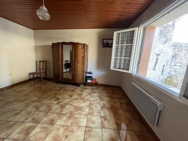 Entre LAREOLE ET LANGON- Maison de village de 83 M2 avec cour, garage attenant et petite dépendance