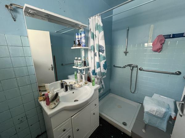 Entre LAREOLE ET LANGON- Maison de village de 83 M2 avec cour, garage attenant et petite dépendance