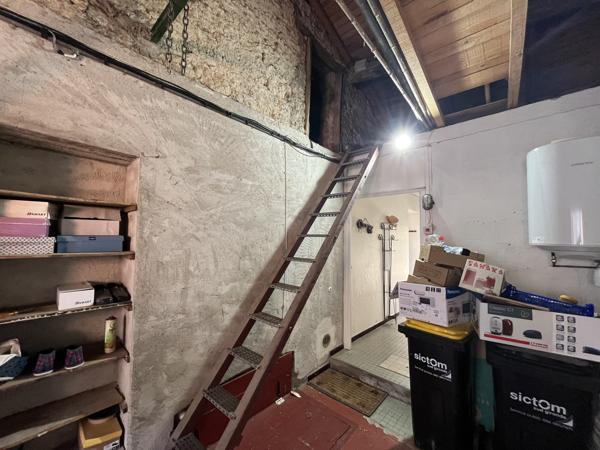 Entre LAREOLE ET LANGON- Maison de village de 83 M2 avec cour, garage attenant et petite dépendance
