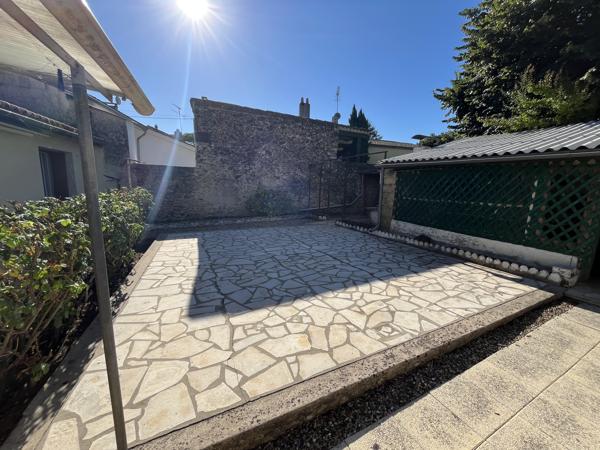 Entre LAREOLE ET LANGON- Maison de village de 83 M2 avec cour, garage attenant et petite dépendance