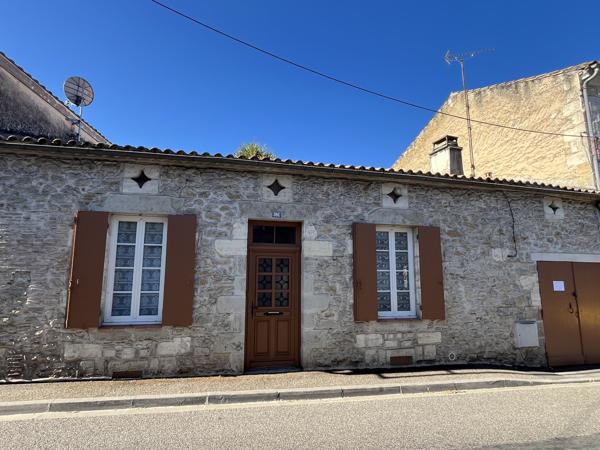 Entre LAREOLE ET LANGON- Maison de village de 83 M2 avec cour, garage attenant et petite dépendance