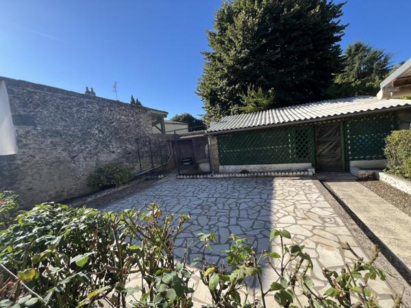 Entre LAREOLE ET LANGON- Maison de village de 83 M2 avec cour, garage attenant et petite dépendance