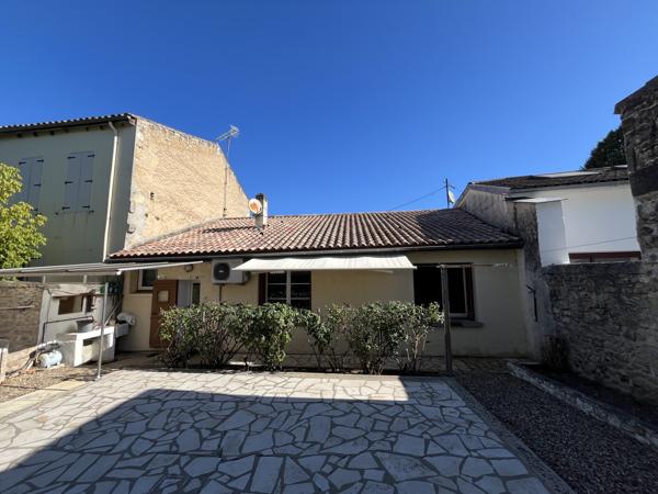 Entre LAREOLE ET LANGON- Maison de village de 83 M2 avec cour, garage attenant et petite dépendance