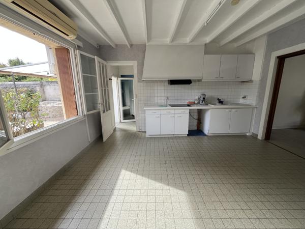 Entre LAREOLE ET LANGON- Maison de village de 83 M2 avec cour, garage attenant et petite dépendance