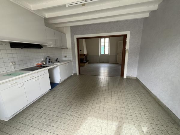 Entre LAREOLE ET LANGON- Maison de village de 83 M2 avec cour, garage attenant et petite dépendance