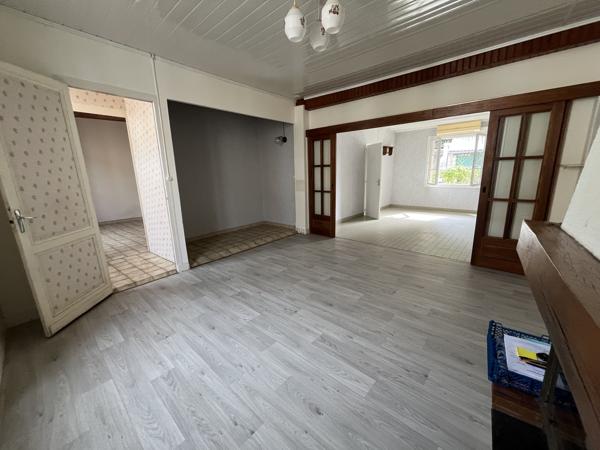 Entre LAREOLE ET LANGON- Maison de village de 83 M2 avec cour, garage attenant et petite dépendance